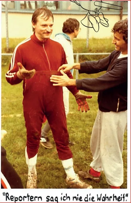 Ein Mann im Trainingsanzug.